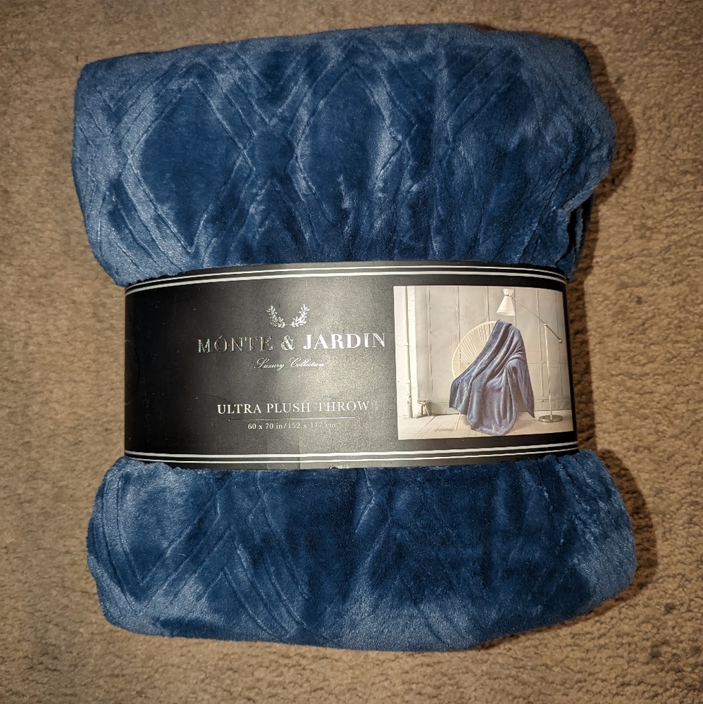 NWT Ultra Plush Throw Blanket